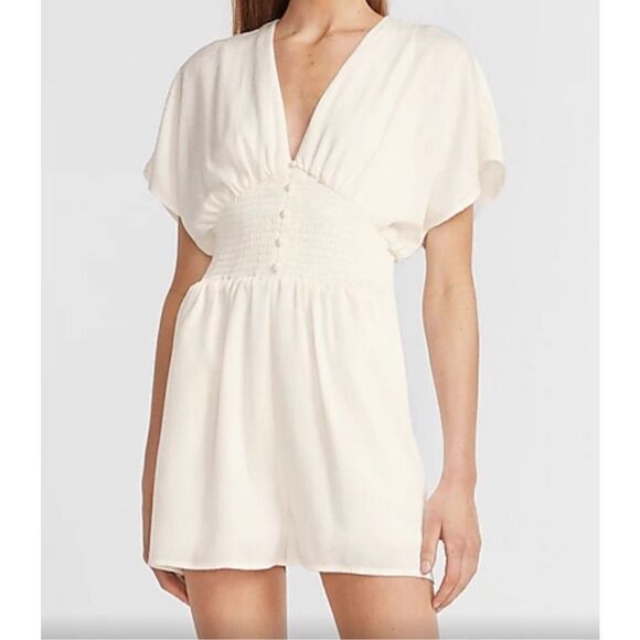 Express white v neck romantic romper sz M - Picture 1 of 13